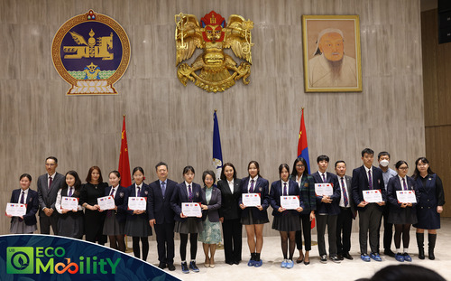 Шилдэг 100 сурагчид тэтгэлэг гардууллаа